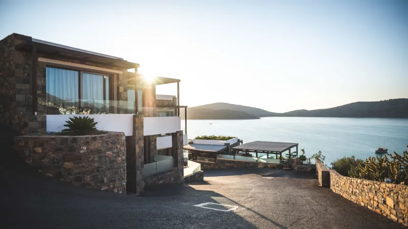 Where the Shore Meets Prestige: The Enduring Allure and Investment Power of American Lakefront Estates